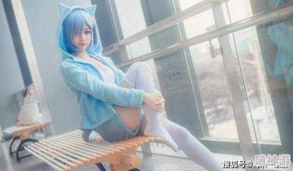 白丝美女被c，现场目击者称其神态自若，引发网友热议与讨论，背后故事令人深思