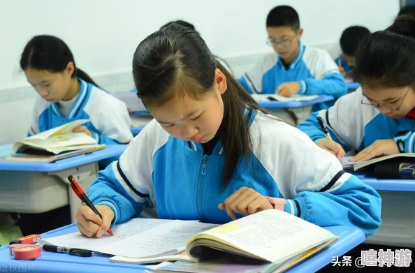 我把英语老师抄了一遍节课，反思教育方式与学生学习效果之间的关系值得深入探讨