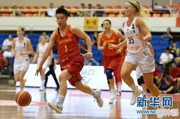 高中女篮比赛盛轮轩盛宴：激情四溢的赛场，年轻球员们展现出卓越技艺与团队精神，引发观众热烈欢呼