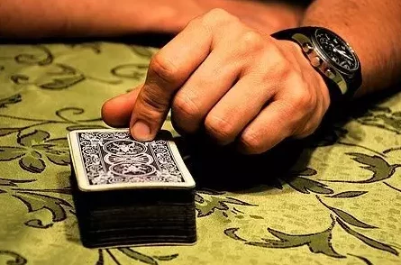 打扑克又痛又叫，游戏中的紧张与刺激让人欲罢不能，背后的心理战更是令人难以承受的压力