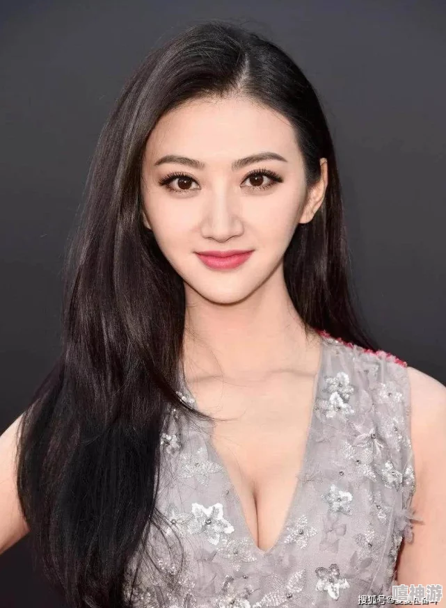芙宁娜胸片曝光，网友热议其身材与气质，纷纷表示惊艳不已，引发社交媒体广泛讨论