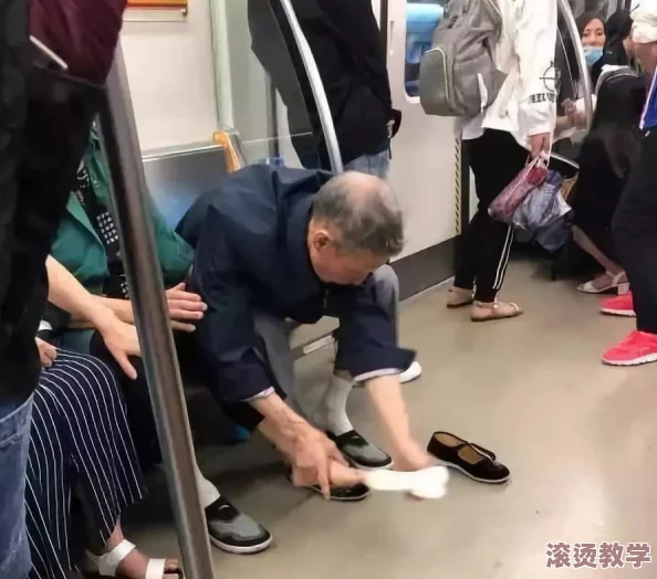 男生裸身图片无内裤引发热议，网友纷纷讨论隐私权与网络道德的界限问题，社交媒体上掀起激烈争论