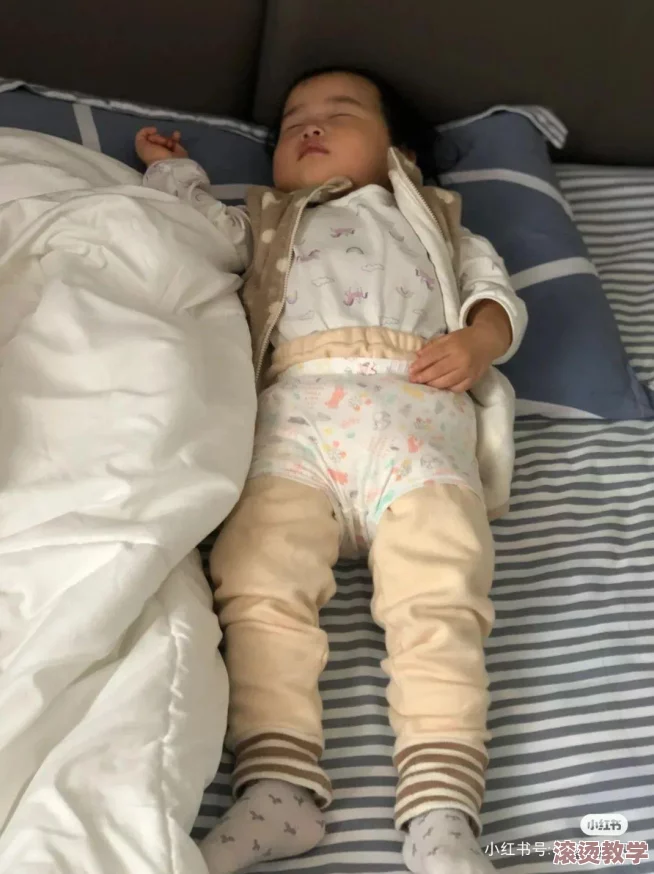 美女掀开自己裙子露出内裤，引发网友热议，背后隐藏的故事让人感慨不已！