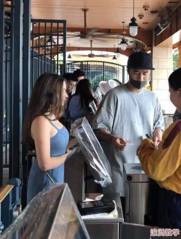 色自拍偷拍：近期社交媒体上流行的自拍风潮引发热议，网友们纷纷分享个人创意与独特视角！
