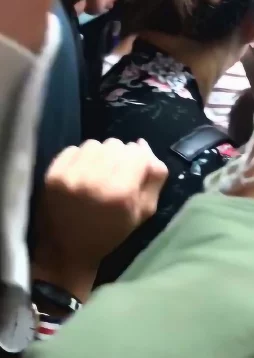 公交车上刺激做爰在线观看，乘客目睹惊人一幕：竟有人在车厢内公然进行不雅行为，引发众人围观！