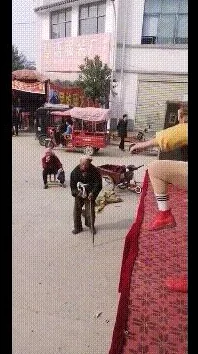 老师让我晚上玩她的屁屁，学生们纷纷表示不满，教育界对此事件展开热议，引发社会关注与讨论
