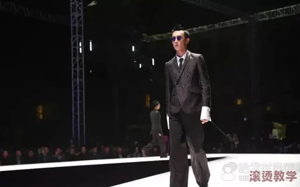 男模一丝不佳的男裸：时尚界争议不断，社交媒体热议其背后隐含的身体形象问题与社会标准挑战