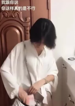 娇妻被粗大热出白浆，竟然引发了全城轰动，网友们纷纷围观评论，场面一度失控！