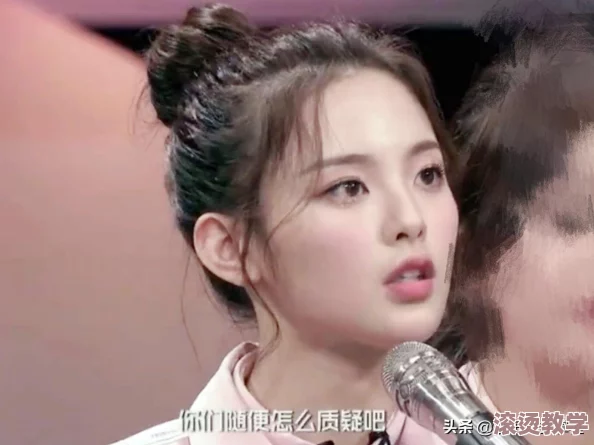 我站着他吻我下面好刺激，网友热议：这样的亲密行为是否越界？情感关系中的界限在哪里？
