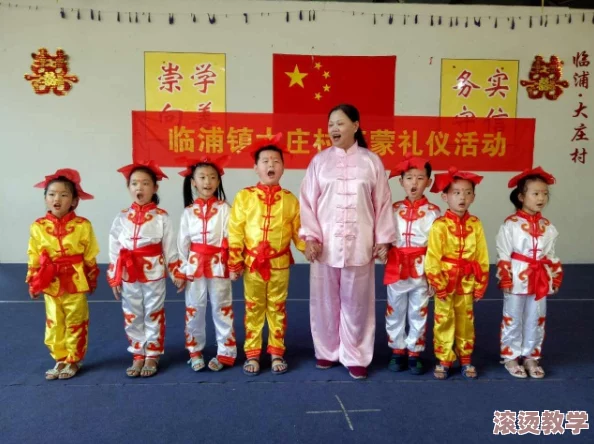 心灵战争：秋葵在学校礼堂偶遇，常服身影成意外风景线
