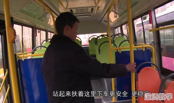 公交车上拨出来我是小，乘客纷纷围观，现场气氛热烈引发众人讨论与关注