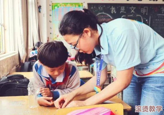 六年级小学生自扣出桨，展现了孩子们在课外活动中勇于尝试和创新的精神，以及对水上运动的热爱与追求
