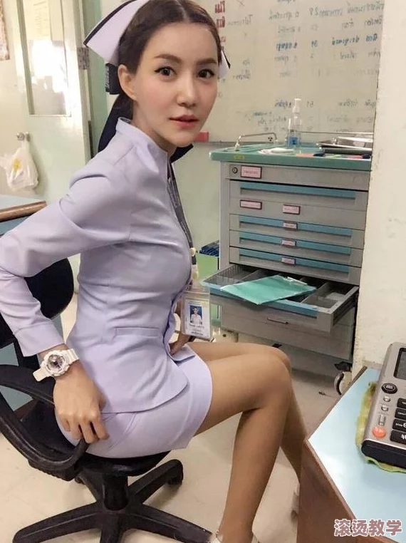 超短裙美女露小内内视频引发热议，网友纷纷评论时尚与大胆的碰撞，成为社交媒体新焦点！