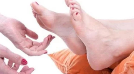 固定手脚的痒女生的脚心：为什么会出现这种情况？