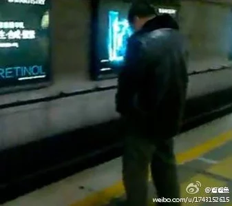 男人露j正面撒尿视频引发热议，网友纷纷评论：公共场合的行为是否应受到更多关注与讨论？