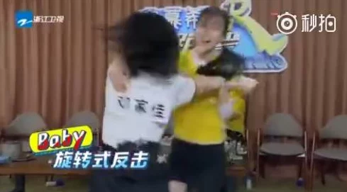 撕开衣服吻胸摸下面视频引发热议，网友纷纷讨论其背后的社会影响与道德争议，相关话题持续升温