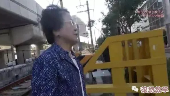 老人脱裤子叫老头玩，网友热议：这是无厘头搞笑还是社会现象的反映？