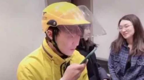 中国美团外卖gayxxxx小说：讲述在现代都市中，外卖小哥与顾客之间发生的温馨而又复杂的情感故事