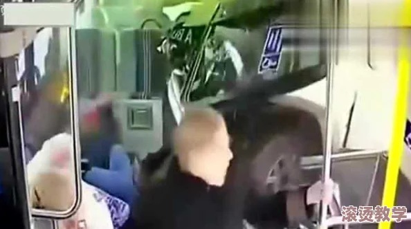 公车上雪柔被猛烈进入，意外事件引发乘客惊慌，现场目击者纷纷拍摄记录全过程