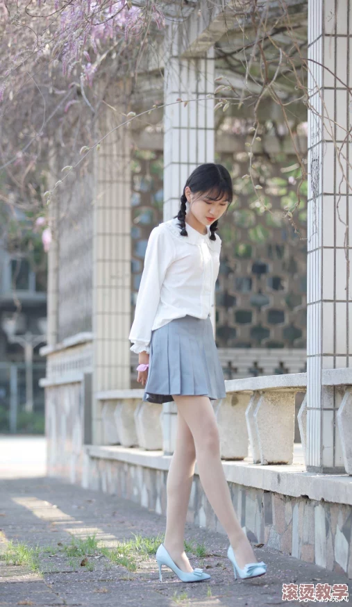 中学白丝校花：青春校园中的时尚风潮与学生生活的多元化表现，展现了年轻一代对美的追求与个性的张扬