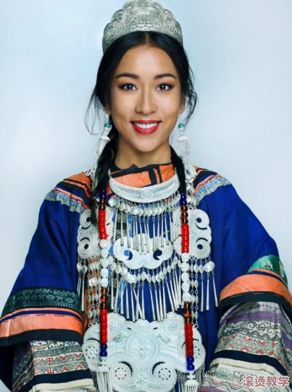 大力揉搓着高耸的双乳，明星健身新风潮引发热议，网友纷纷讨论健康与美丽的关系