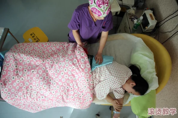 二人生孩子全程不盖被子，展现了在特殊情况下夫妻之间的默契与信任，以及对自然分娩过程的真实记录