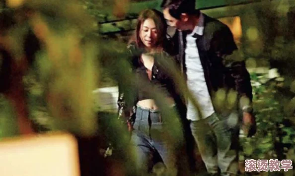今天吃瓜爆料：某知名明星被拍到与神秘对象深夜约会，疑似恋情曝光引发网友热议！