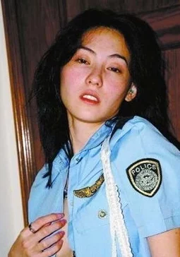 张柏芝艳照i门dvd再度引发热议，网友热衷讨论其背后的故事与影响，娱乐圈风波不断！