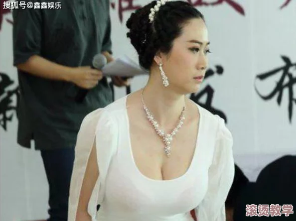 五十路丰满中年熟女中出，意外曝光令人震惊的秘密，现场画面引发众人热议，背后故事令人心碎！