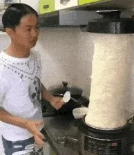 好兄弟当我面给我老婆夹菜正常吗？网友热议：这是一种友好的表现还是不尊重的行为？