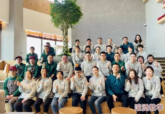 2024年热门趋势：女仆扒开跪着让客人玩图片，展现新一季的时尚与服务理念