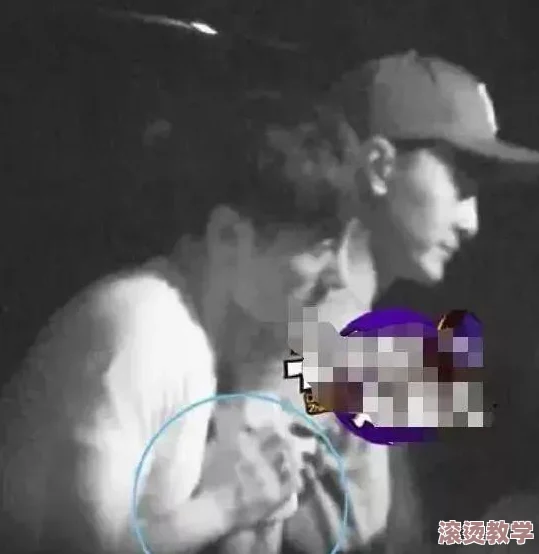 一边亲下边一面摸下奶，网友疑似目击明星绯闻现场揭秘