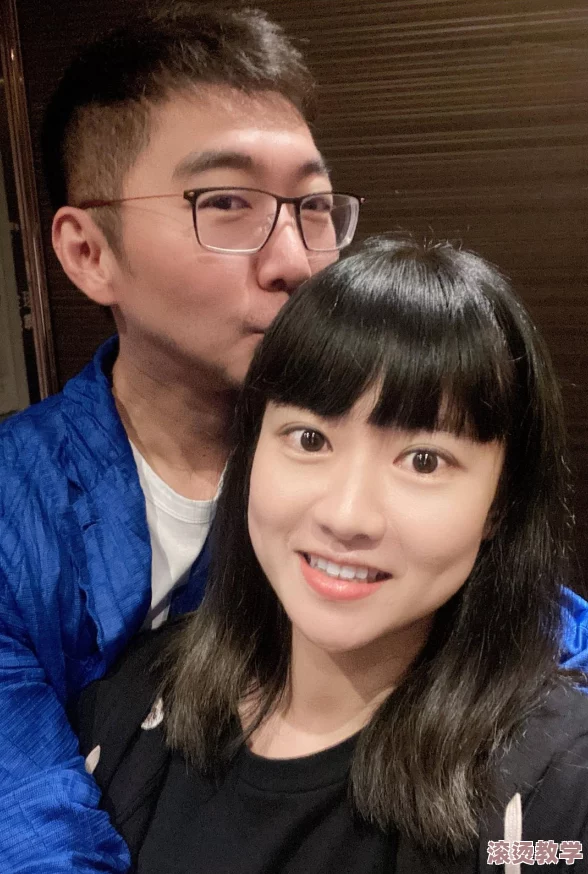 美女露出胸让男人亲吻，现场气氛火热引发围观，网友热议：这究竟是爱情还是表演？