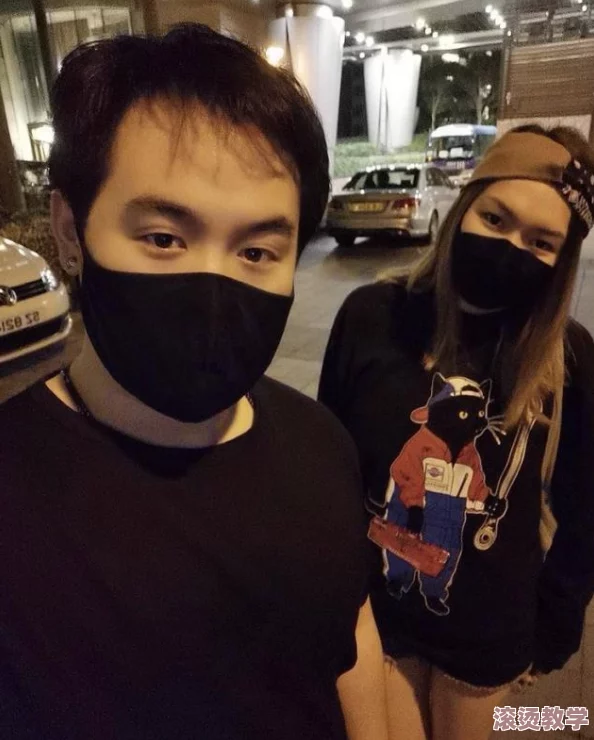 美女露出胸让男人亲吻，现场气氛火热引发围观，网友热议：这究竟是爱情还是表演？