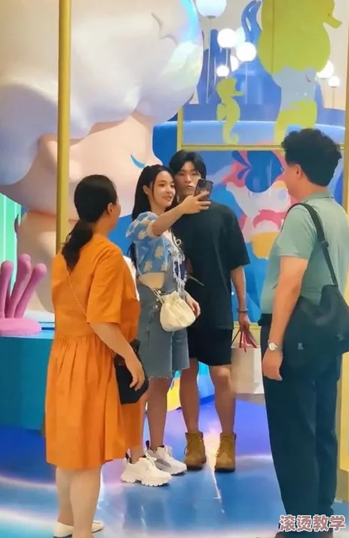 美女露出胸让男人亲吻，现场气氛火热引发围观，网友热议：这究竟是爱情还是表演？