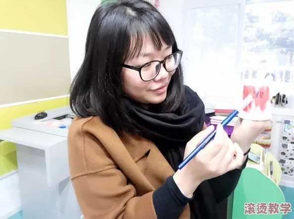 jjzz老师：一位深受学生喜爱的教育者，教学风格独特且富有感染力