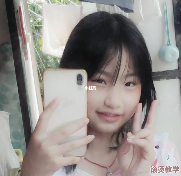 露脸高中生粉嫩自拍引发热议，网友纷纷评论青春无敌，校园生活瞬间成为社交媒体焦点！